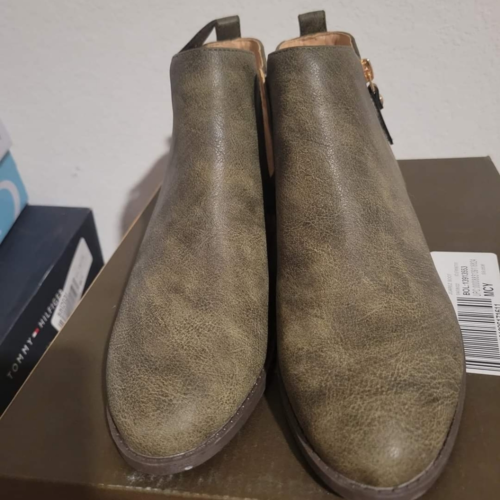 Journee collection ankle boot size 6